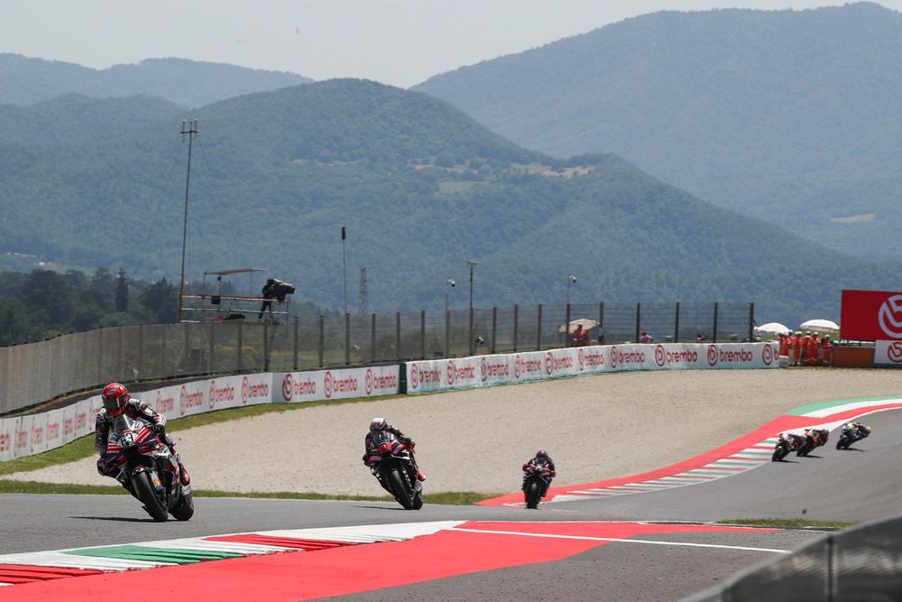 Marco Bezzecchi patientant derrière Pecco Bagnaia avant de le dépasser