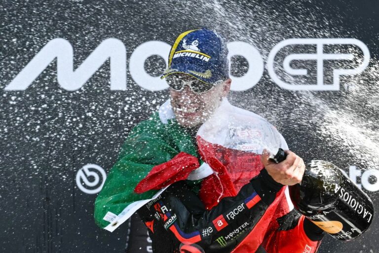 Bezzecchi tout en maîtrise face à la "fusée" Bagnaia