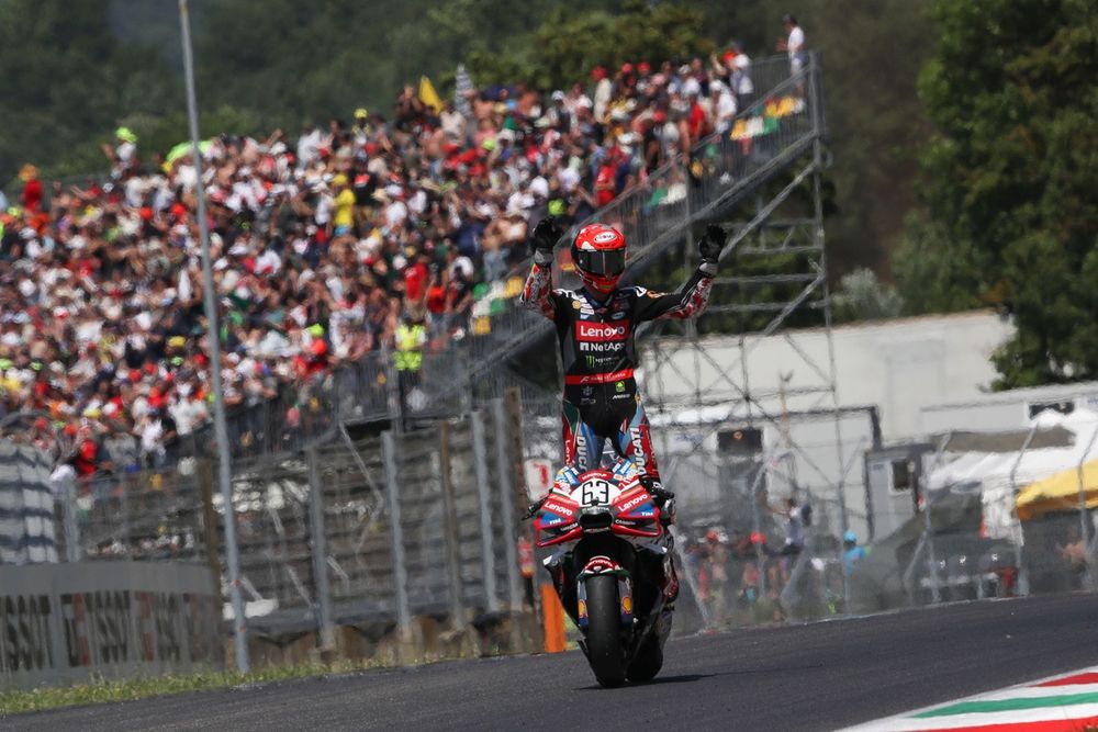 Pecco Bagnaia profitant de son podium à domicile