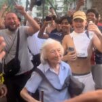 PSG: "Et pour mamie allez allez!", les supporters célèbrent avec une grand-mère aux anges dans une rue de Paris