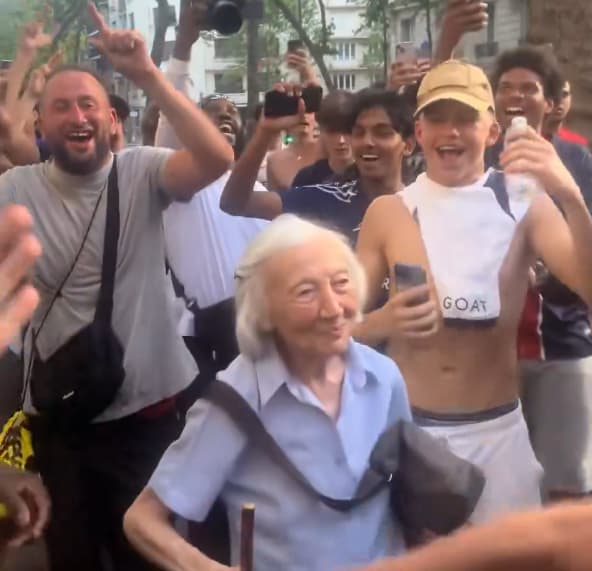 PSG: "Et pour mamie allez allez!", les supporters célèbrent avec une grand-mère aux anges dans une rue de Paris