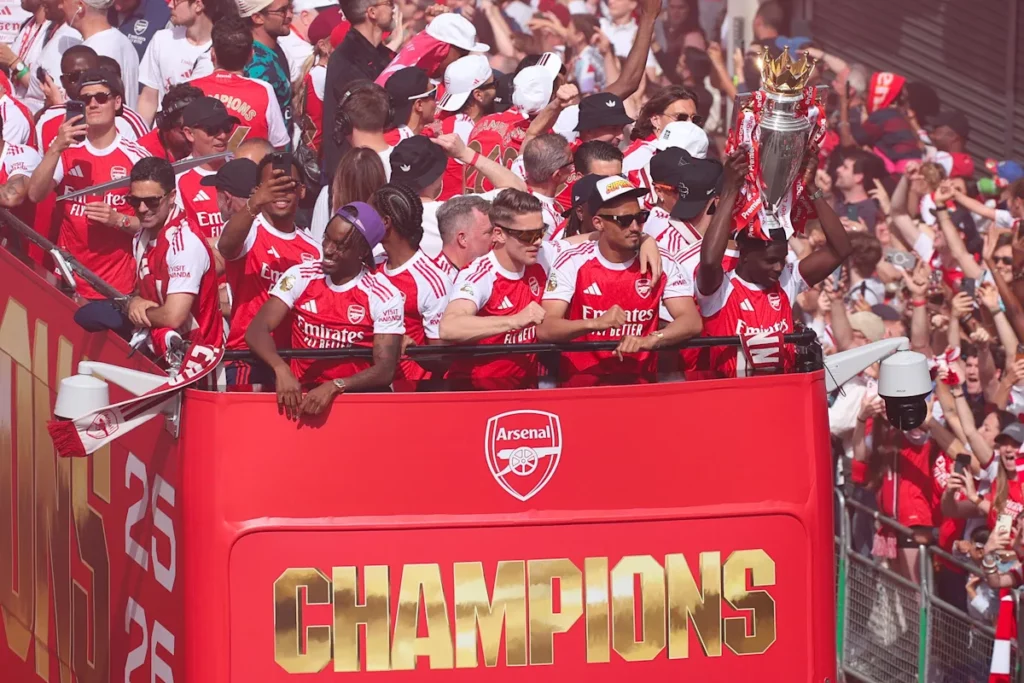 Et pendant ce temps à Londres, les joueurs d'Arsenal paradent malgré le blues