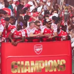 Et pendant ce temps à Londres, les joueurs d'Arsenal paradent malgré le blues