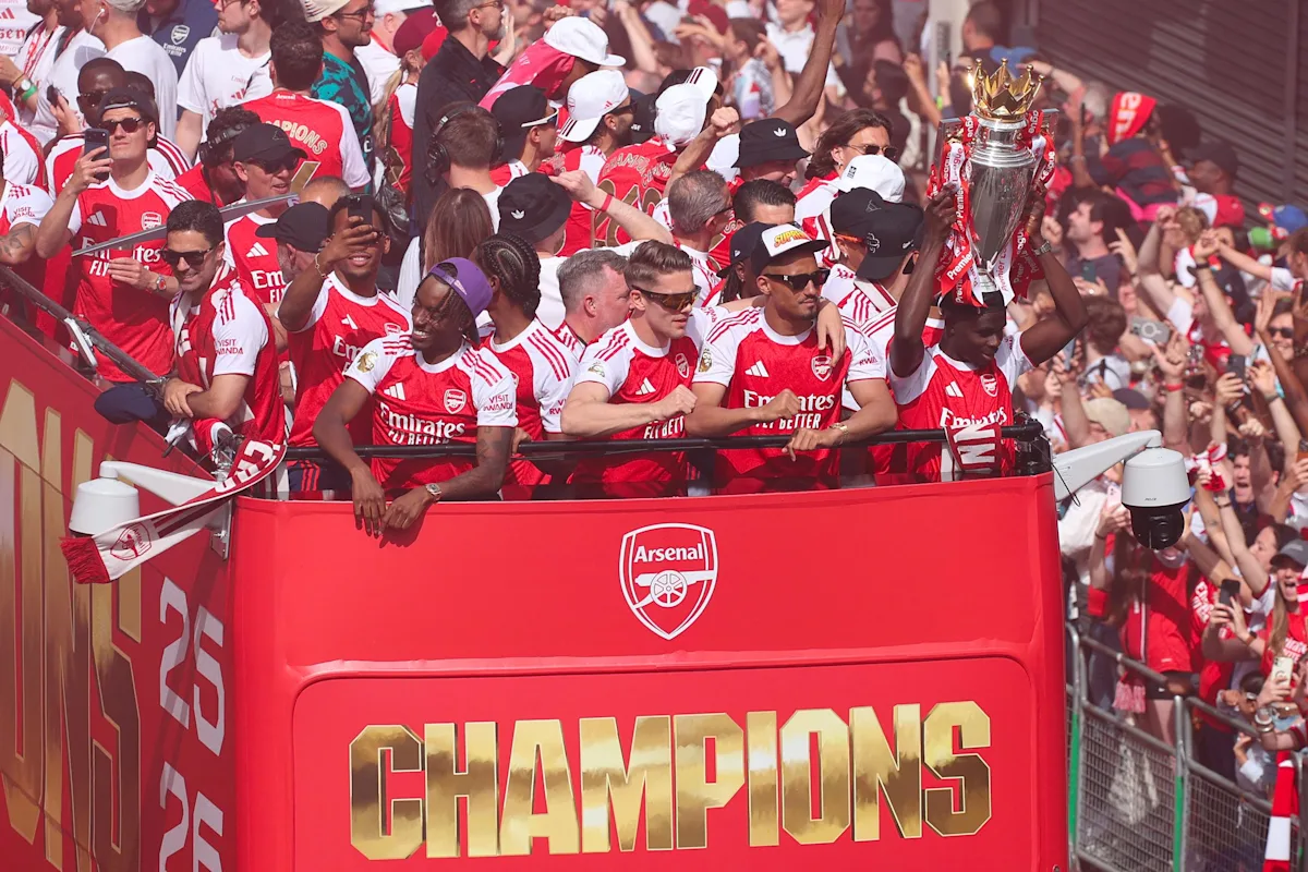 Et pendant ce temps à Londres, les joueurs d'Arsenal paradent malgré le blues