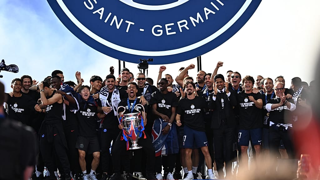 Victoire du PSG en Ligue des champions : les joueurs et les fans terminent la fête au Champ de Mars