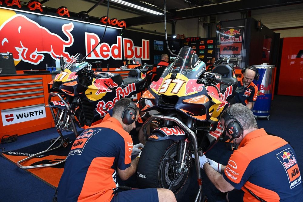 Pedro Acosta en Red Bull KTM sur le circuit de Mugello, préparant une demande de modifications techniques.