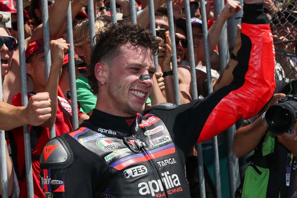 La foule acclamant Marco Bezzecchi après sa victoire au Mugello