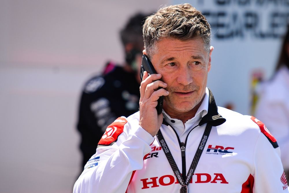 Lucio Cecchinello au téléphone avec Cal Crutchlow en début de semaine