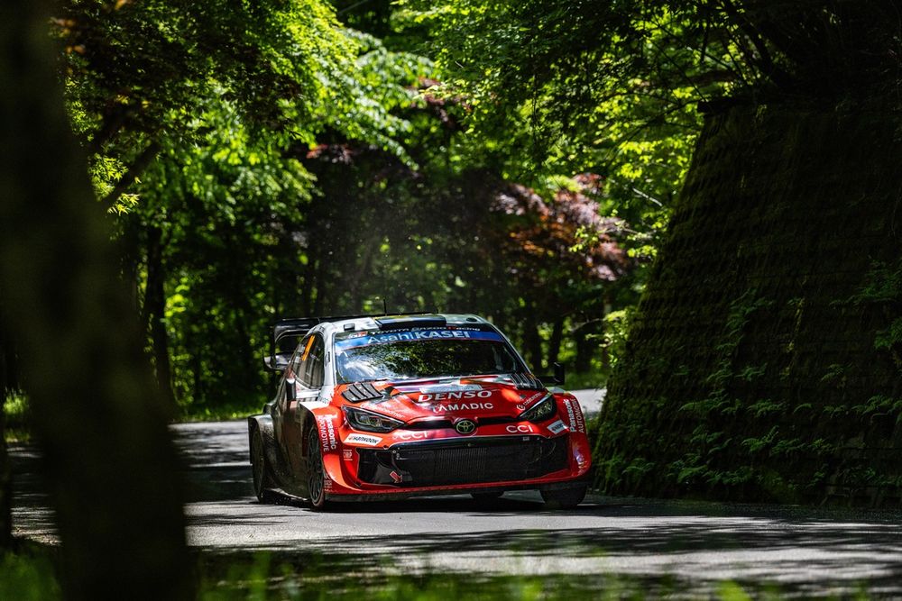 Oliver Solberg (Toyota) subit un léger contact sur le rail de sécurité