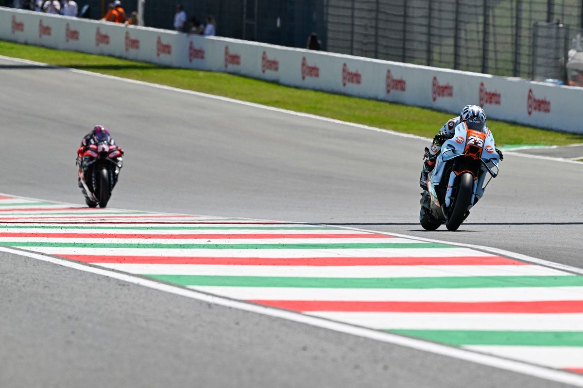 Raúl Fernández franchit la ligne d'arrivée du sprint à Mugello, avec le drapeau à damier en arrière-plan