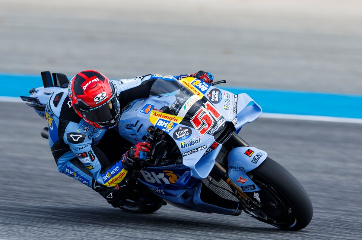 Michele Pirro en tenue Gresini Racing sur le circuit MotoGP