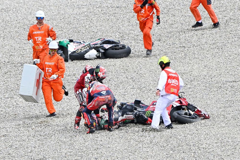 Johann Zarco assisté par Pecco Bagnaia et Luca Marini après sa chute à Barcelone