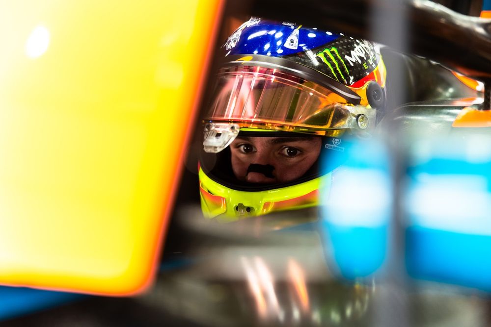 Leonardo Fornaroli à Austin, aux côtés de la McLaren-Mercedes MCL60 2023