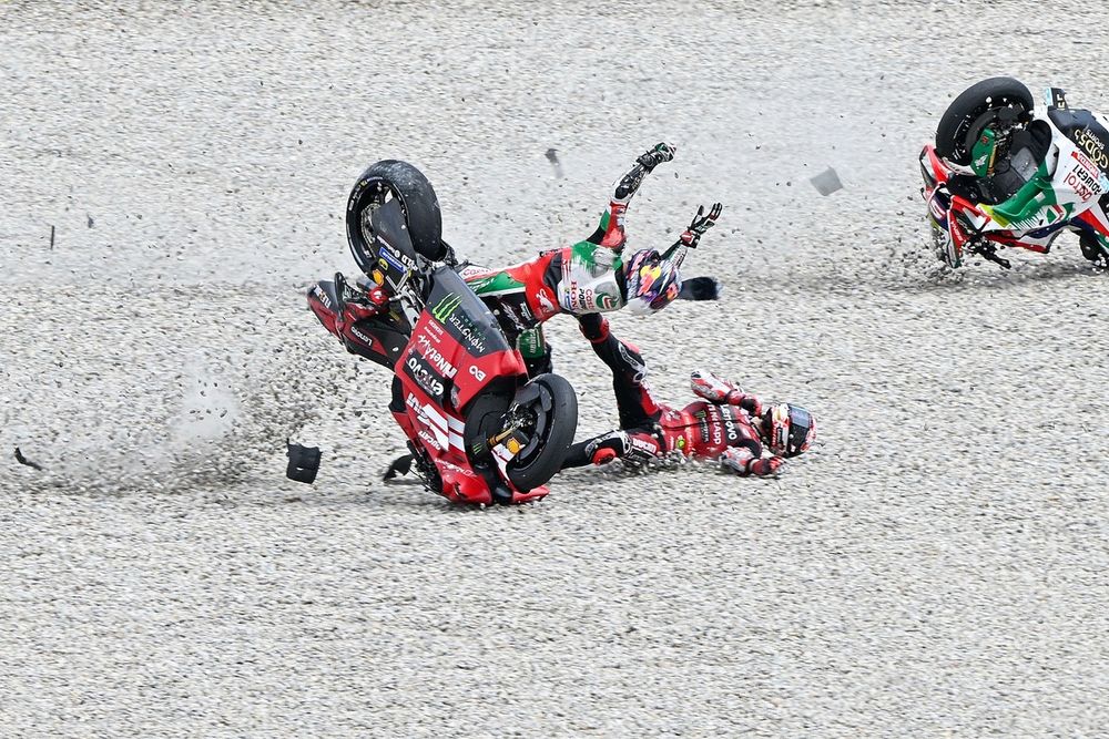 Johann Zarco en pleine chute, jambe coincée entre la roue et l’échappement, lors du GP de Catalogne à Barcelone