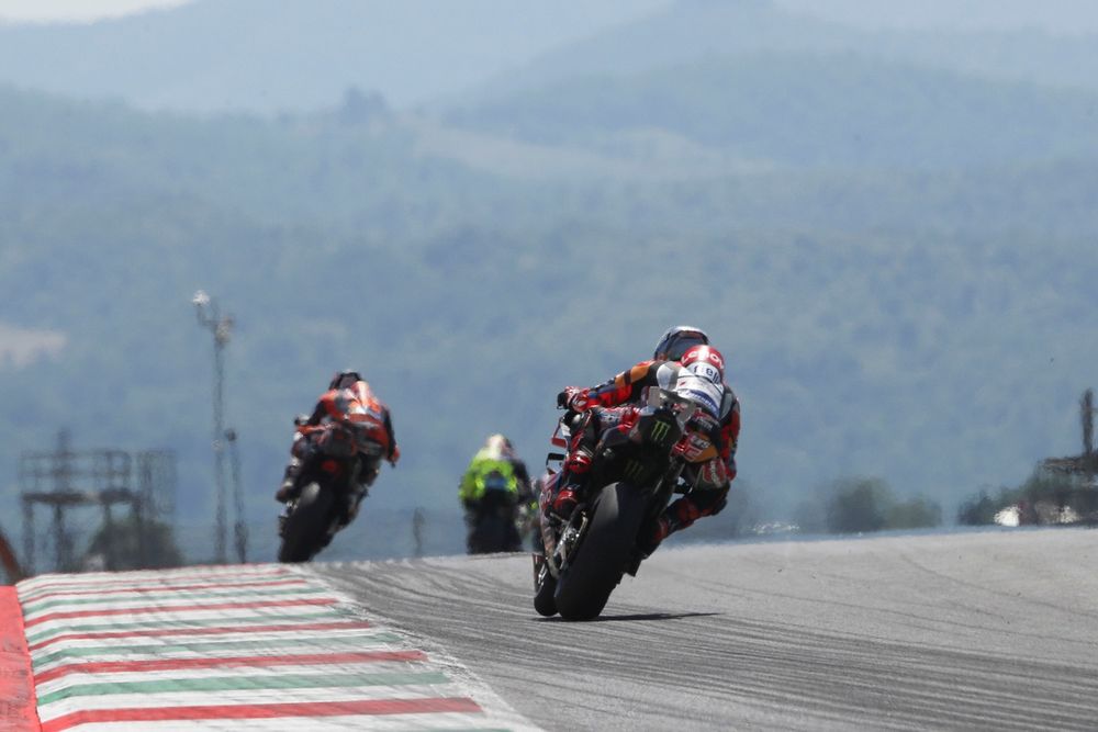 Marc Márquez en pleine action sur son Ducati au GP d’Italie, affichant un effort soutenu dès les premiers tours.