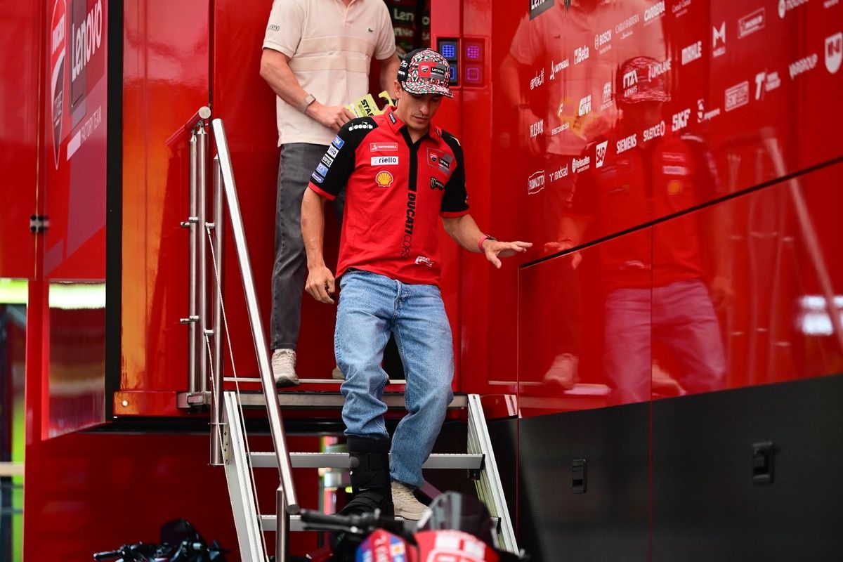 Marc Márquez en bottes orthopédiques, minimisant la douleur du pied