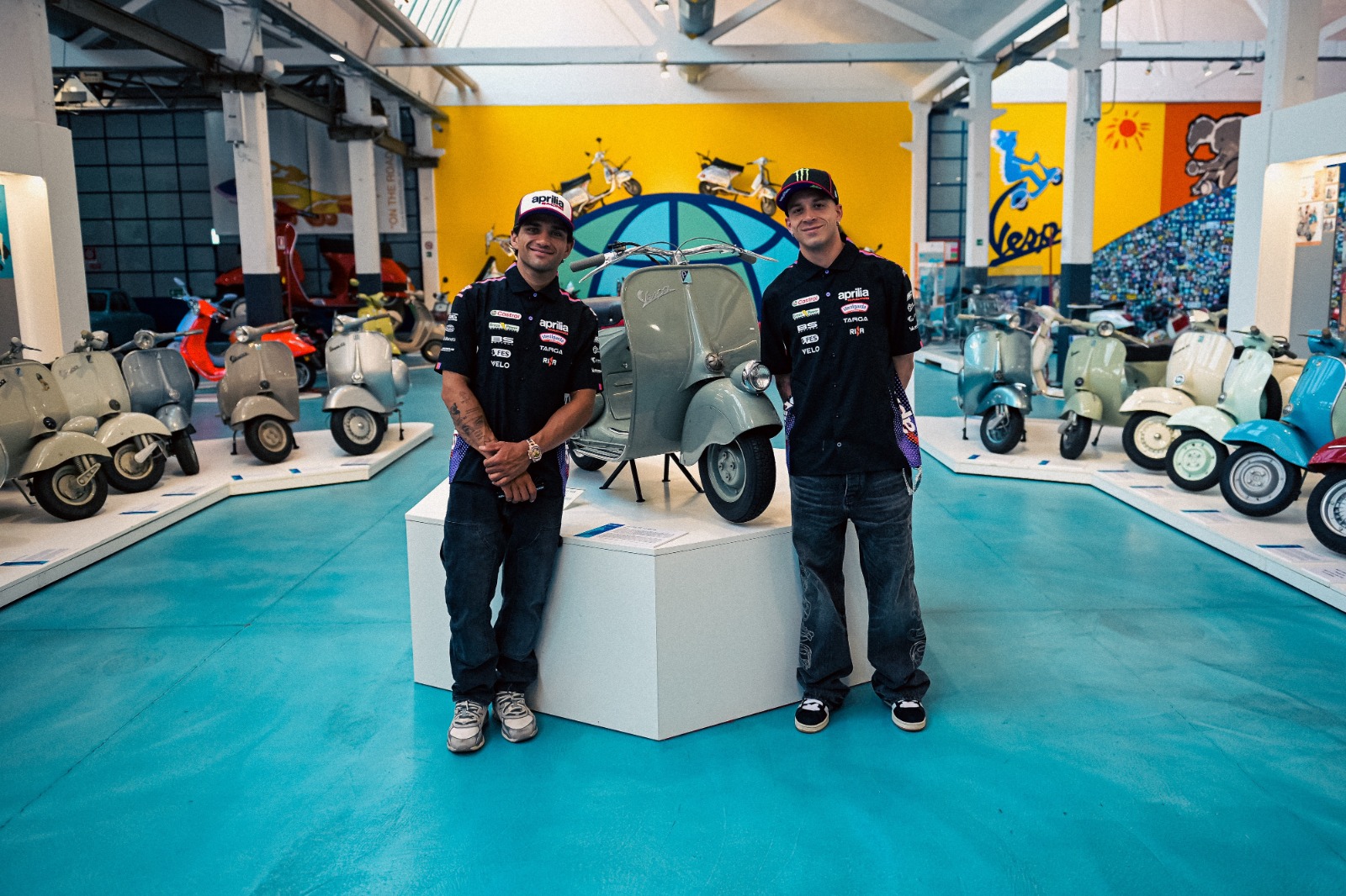Jorge Martín et Marco Bezzecchi lors d'un événement promotionnel d'Aprilia