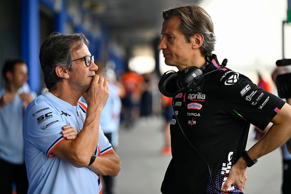 Davide Brivio et Massimo Rivola, dirigeants d'Aprilia Racing, lors de la réunion avec leurs pilotes.