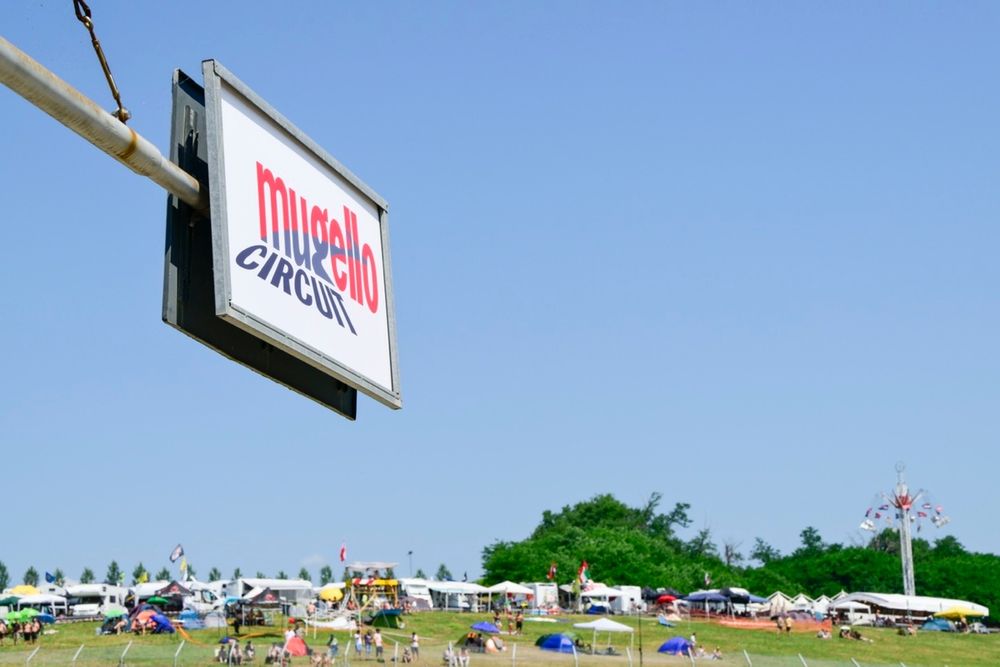 Vue aérienne du circuit du Mugello, montrant les virages rapides et les lignes droites utilisées pour le Grand Prix d'Italie MotoGP