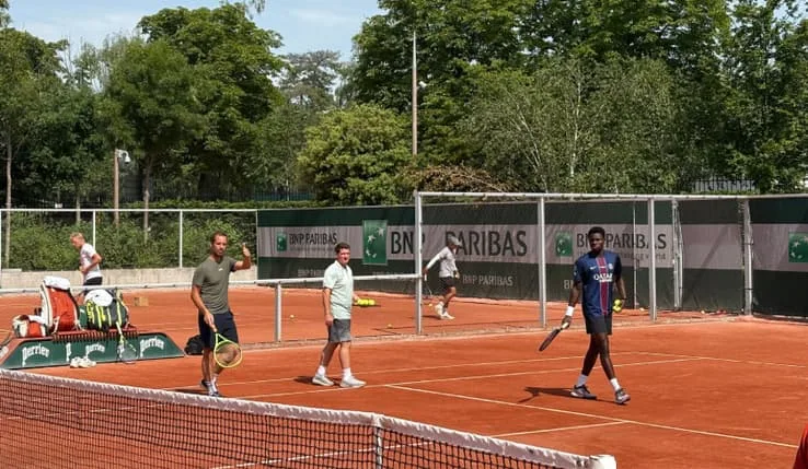 Moïse Kouame en maillot du Paris Saint‑Germain lors de l’entraînement à Roland‑Garros