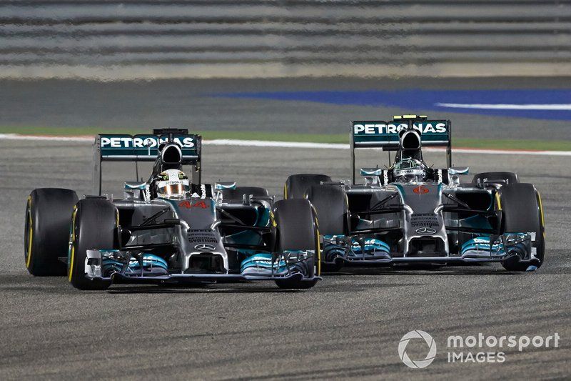 Lewis Hamilton et Nico Rosberg se disputent la victoire au Grand Prix de Bahreïn 2014, moment emblématique de la lutte entre co‑équipiers Mercedes.