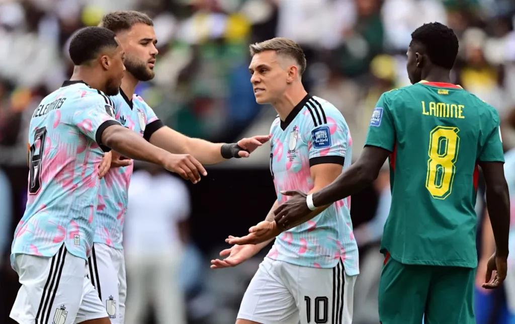 Belgique-Sénégal: les images de l'altercation entre Trossard et Tielemans, à deux doigts d'en venir aux mains pendant la pause fraîcheur