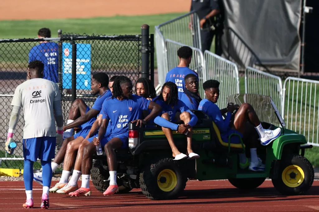 Grosse chaleur et voiturette de golf... le récit de la séance d'entraînement des Bleus après France-Suède