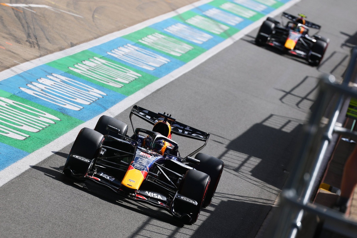 Verstappen déplore les performances "embarrassantes" de la Red Bull