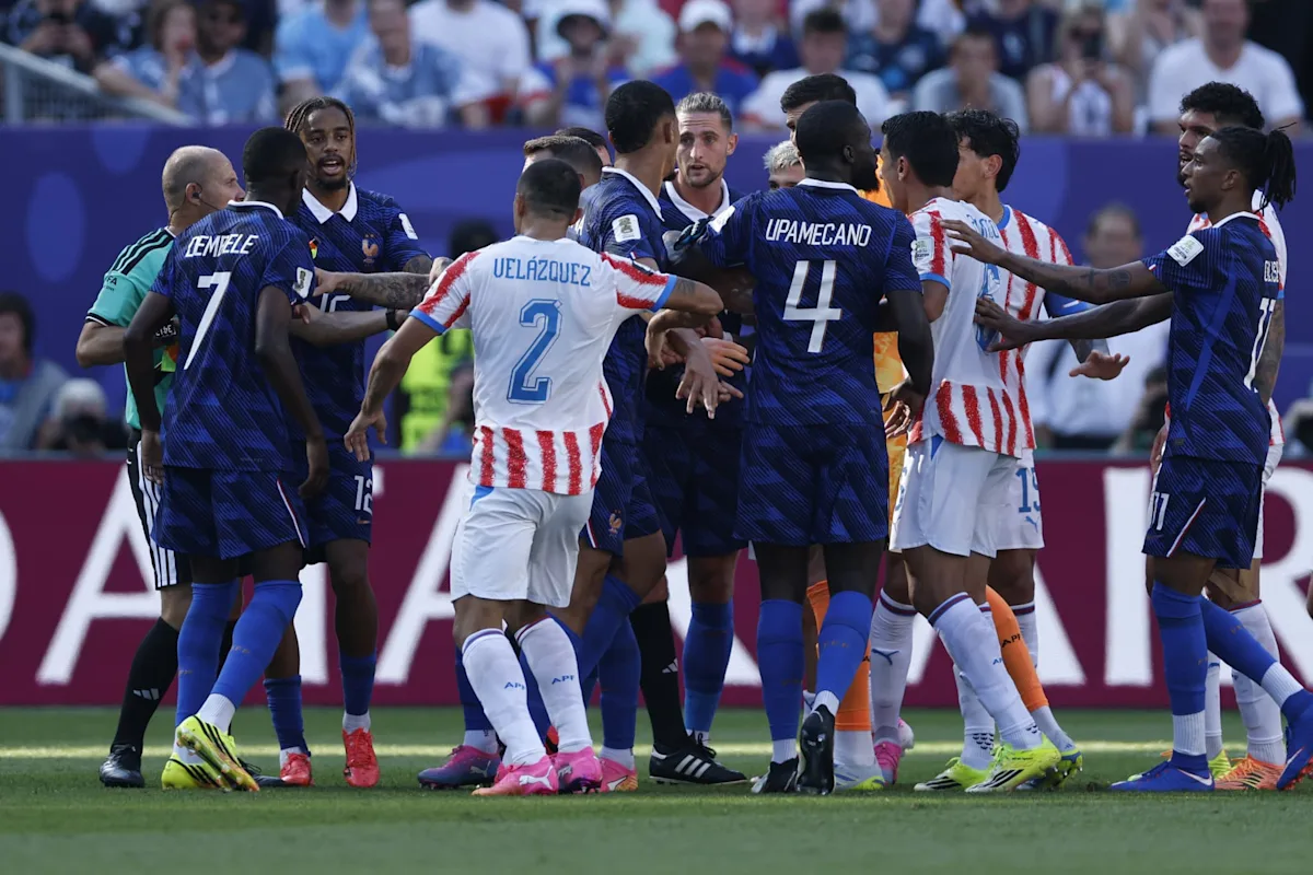 Paraguay-France: coups dans la gorge, tirages de maillot... Ces nombreuses fautes paraguayennes restées impunies qui provoquent la colère des Bleus