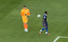 Paraguay-France: un ballon jeté dans le dos... Ça a chauffé après le match entre Kylian Mbappé et le gardien paraguayen