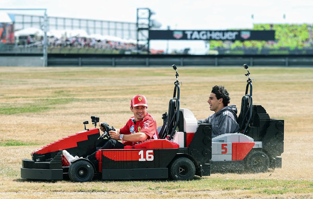 Pilotes de F1 : « Pas des clowns » – la course en kart Lego séduit petits et grands
