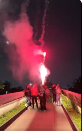 Mexique-Angleterre: feux d'artifice et fanfare, l'assaut nocturne des supporters mexicains sur l'hôtel des Three Lions