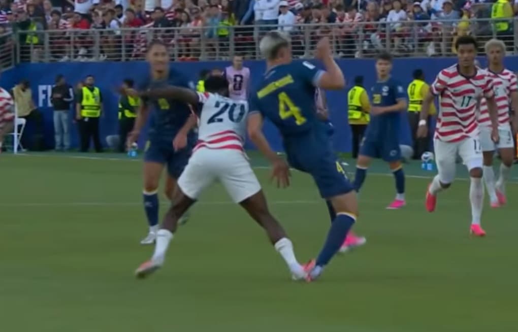 "C'est une très mauvaise décision qui va faire du mal à la Coupe du monde et aux Etats-Unis", le coach de la Norvège ne mâche pas ses mots après l'annulation de la suspension de Balogun
