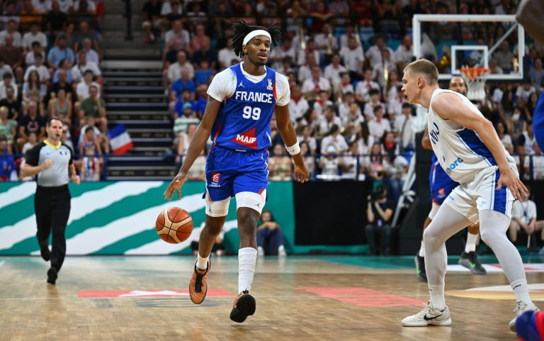 Basket : les Bleus dominent et écrasent les Finlandais