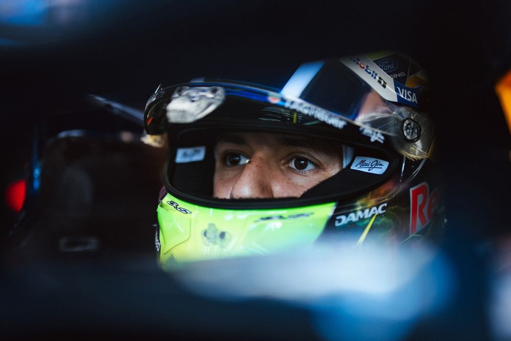 Isack Hadjar affichant un sourire confiant après le Grand Prix de Grande-Bretagne