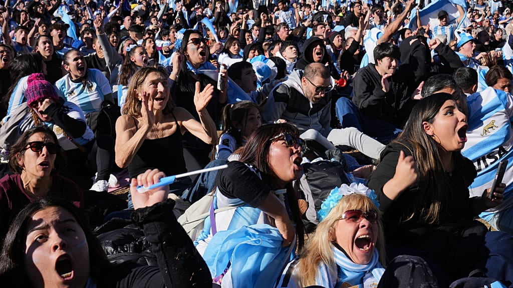 Des supporters argentins chantent et dansent après la remontée contre l'Égypte au Mondial