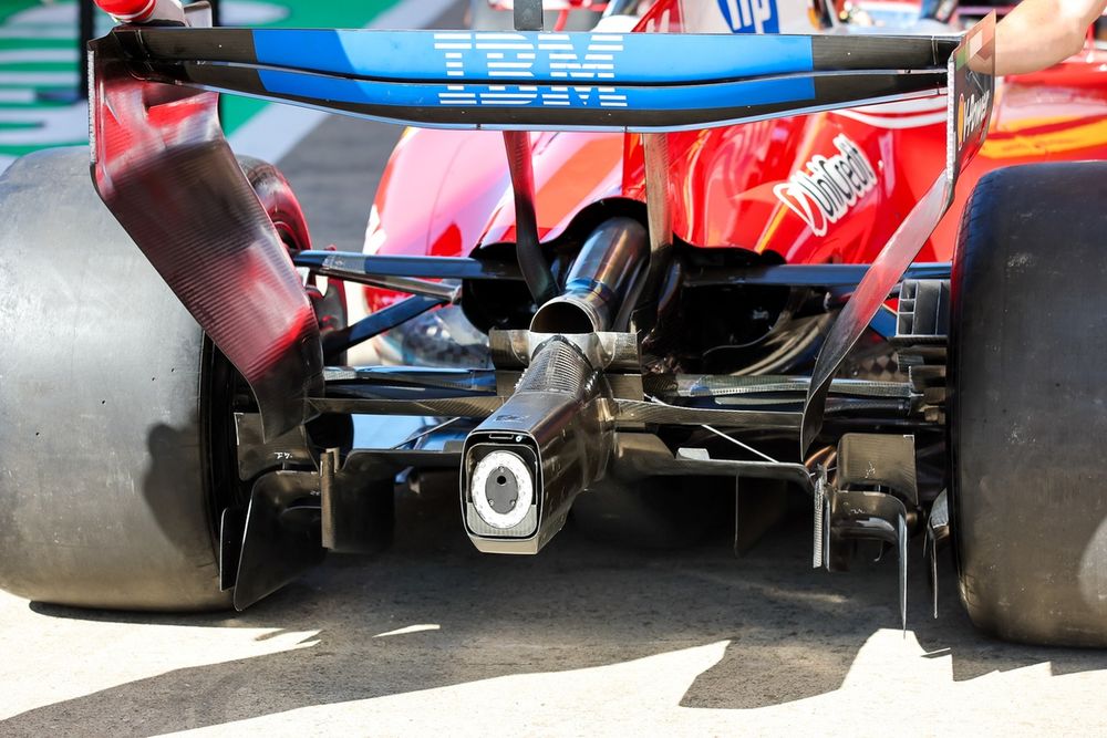 Voiture Ferrari équipée de l'aileron arrière rotatif Macarena