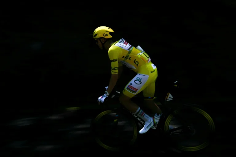 Tour de France : le maillot jaune, un sparadrap qui pèse parfois lourd