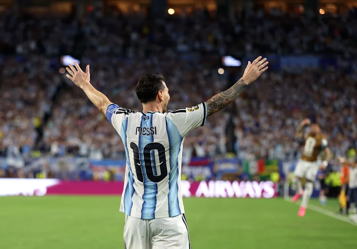 "Pour les Malouines, pour Diego, pour la dernière de Leo" : le nouveau chant qui enflamme le vestiaire de l’Argentine