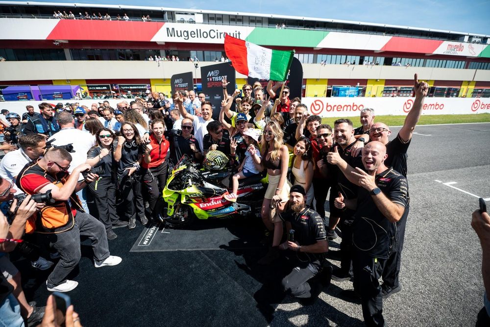 Fabio Di Giannantonio entouré de l’équipe VR46 avant son départ