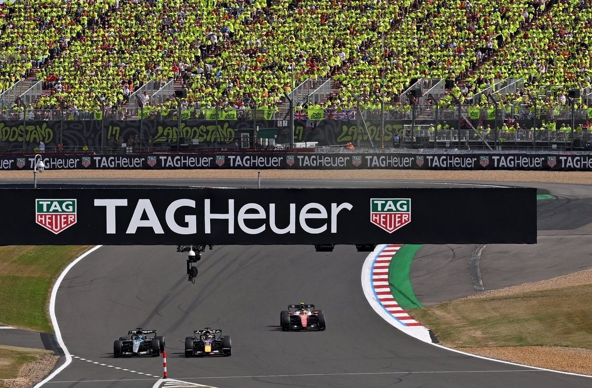 George Russell, Max Verstappen et Lewis Hamilton après le passage de la tribune Lando Norris au virage de Stowe