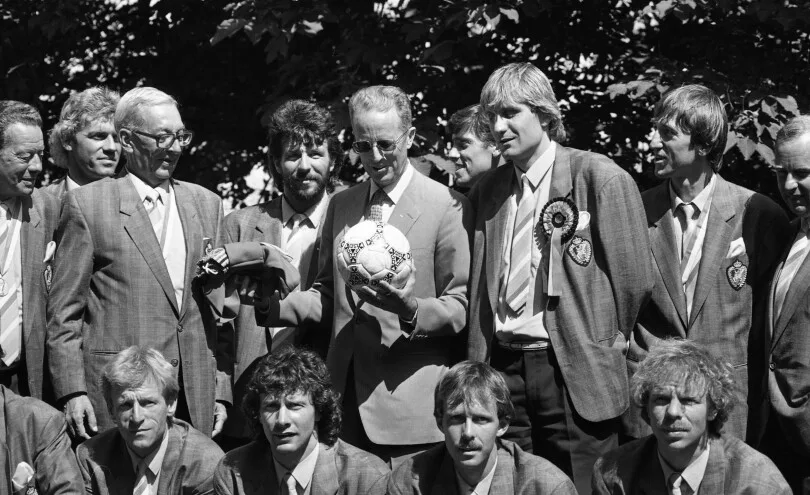 Roi Baudouin avec les joueurs belges, jardin du Palais Royal, juin 1986