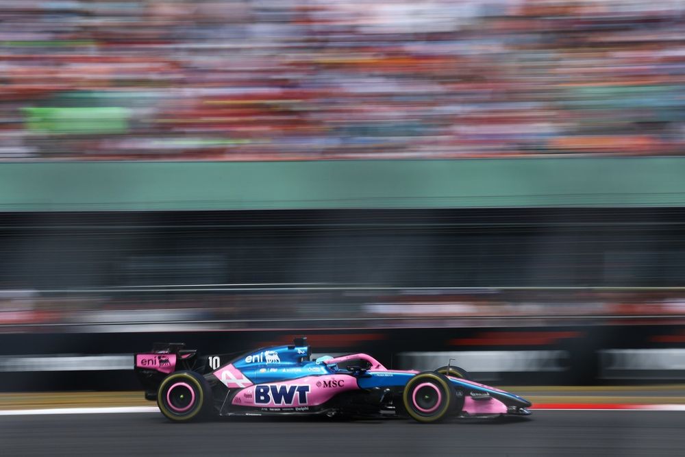 Pierre Gasly examine les performances de l'A526 dans le paddock Alpine