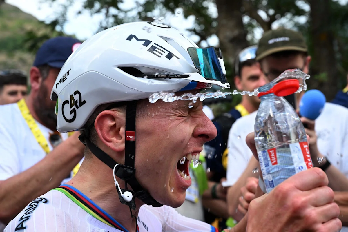 Gilets glacés, douches à la bouteille : les cyclistes du Tour de France en surchauffe