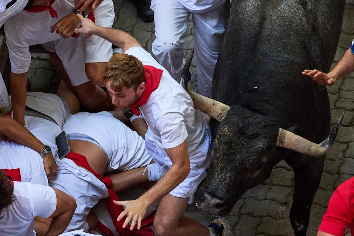 Espagne: un coureur encorné au visage lors d'une course de taureaux de San Fermín