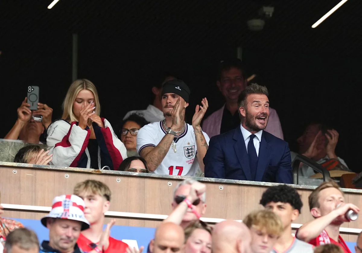 Famille Beckham presque réunie, en transe dans les tribunes du duel Norvège-Angleterre
