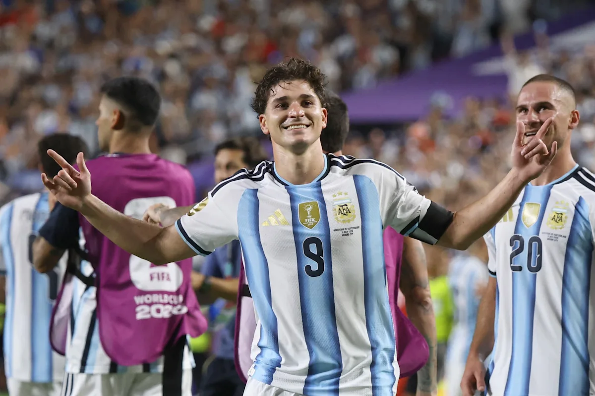 Mercato: "C'est nous qui donnerons le tempo", le président du Barça confirme une offre en cours pour Julian Alvarez