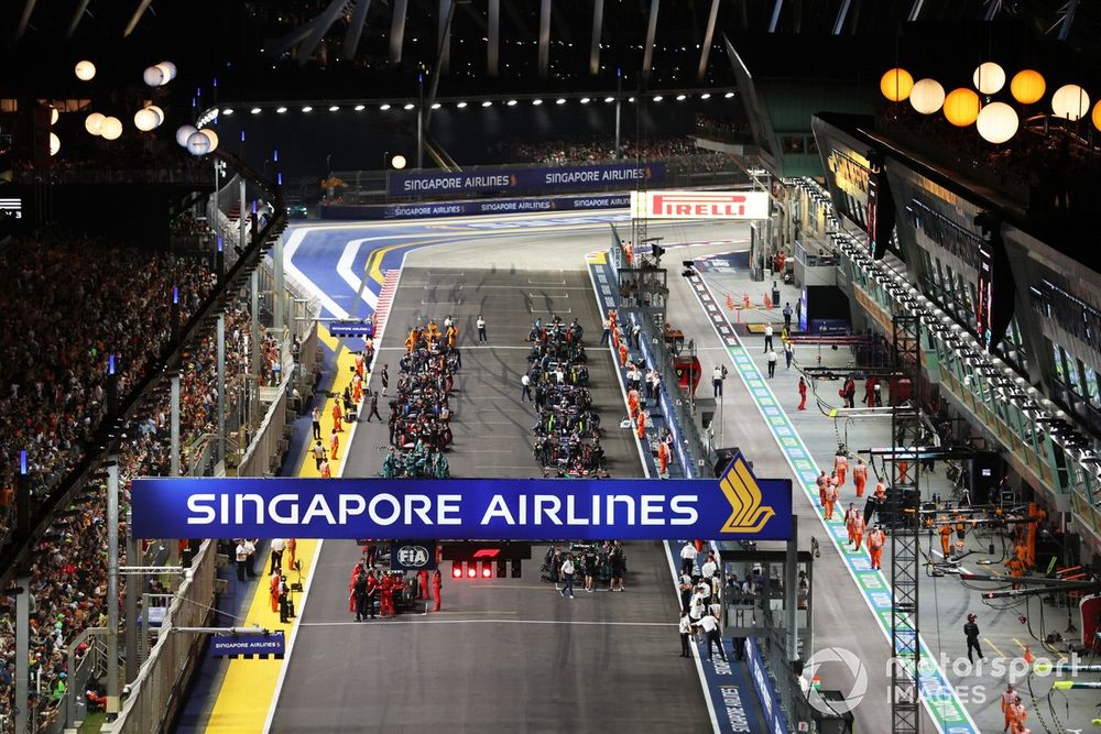 Mécaniciens préparant les voitures, possible double course à Singapour ou Bakou
