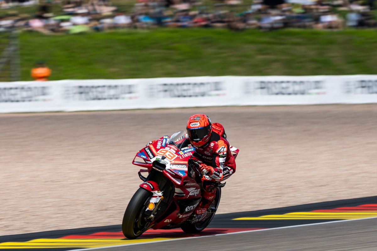 Warm‑up : Marc Márquez toujours en tête, Di Giannantonio victime d’une lourde chute