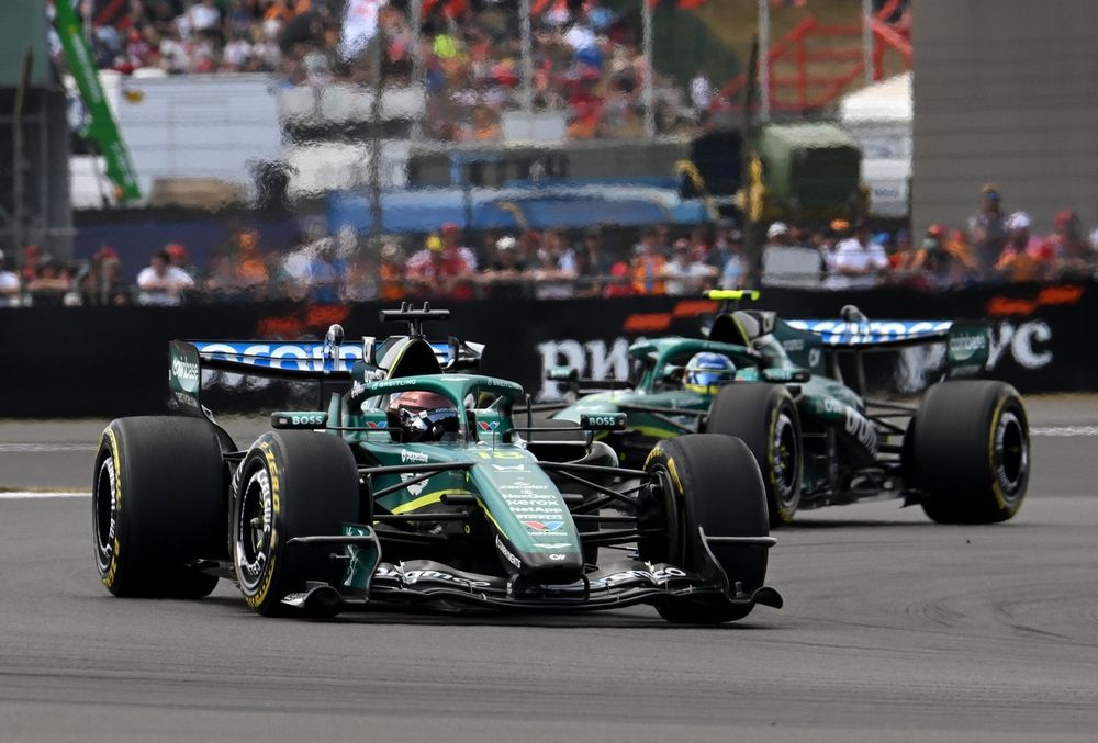 Fernando Alonso et Lance Stroll, pilotes d'Aston Martin, lors des essais libres